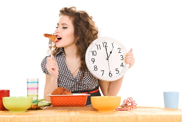Ăn không đúng giờ là nguyên nhân dẫn đến đau dạ dày