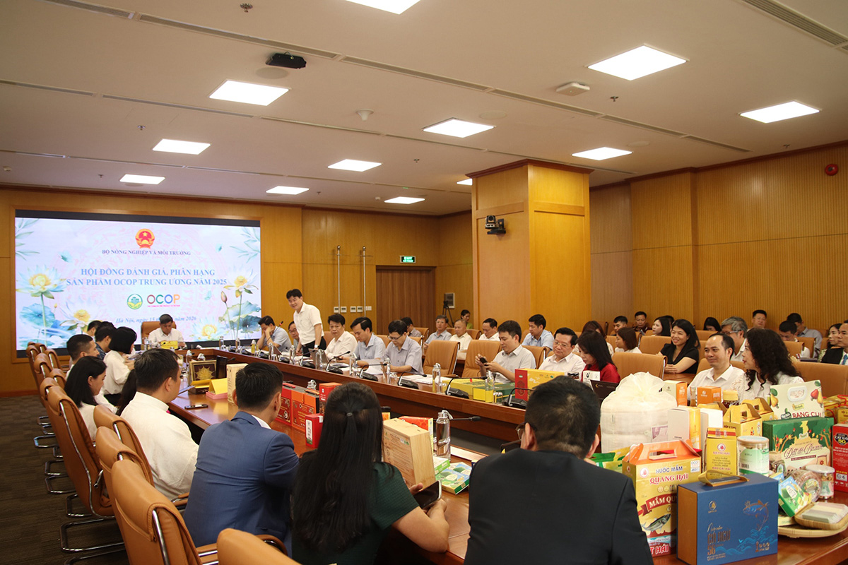 Hội đồng đ&aacute;nh gi&aacute;, b&igrave;nh chọn c&aacute;c sản phẩm OCOP