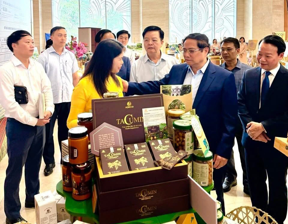 Thủ tướng Phạm Minh Chính thăm gian hàng Mật ong Honeco